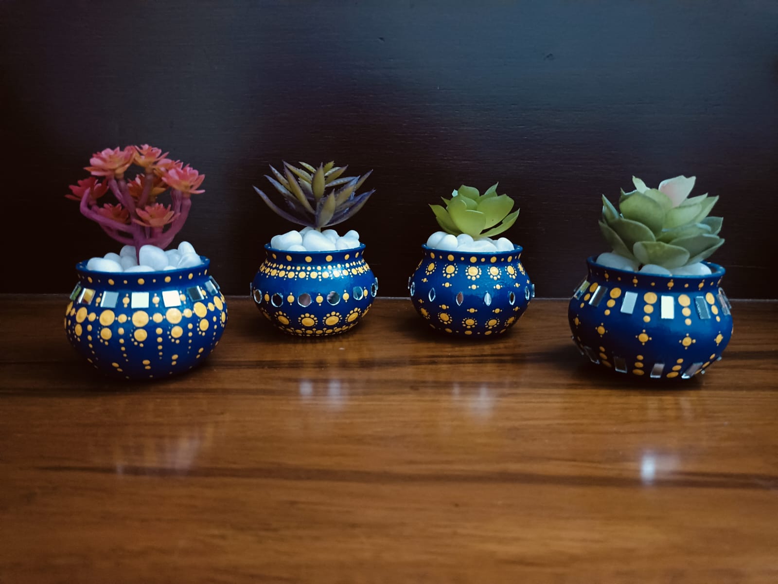 4 Dot Art Blue Clay Pots With Artificial Succulents & Onyx Pebbles