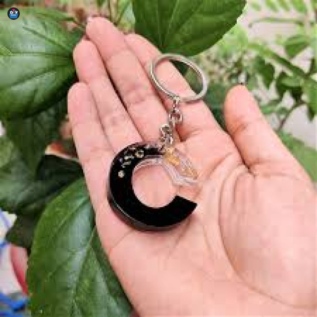 alphabet-initial-letter-keychain-key-ring-for-men-women-grils-purse-handbags-black-and-golden-theme-2-1_1691609840.jfif