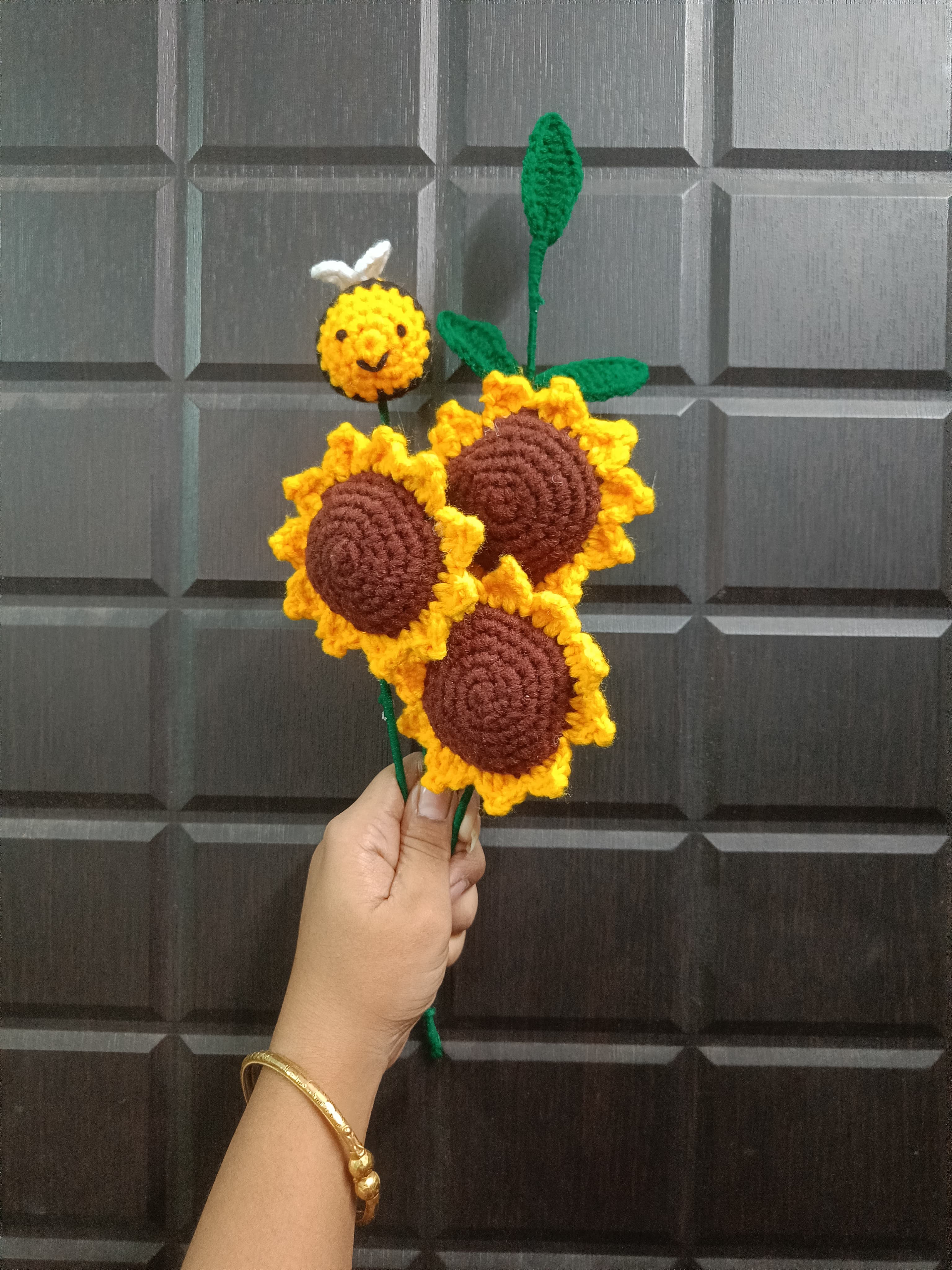crochet-sunflower-medium-bouquet-with-bee-2-0_1746825065.jpg