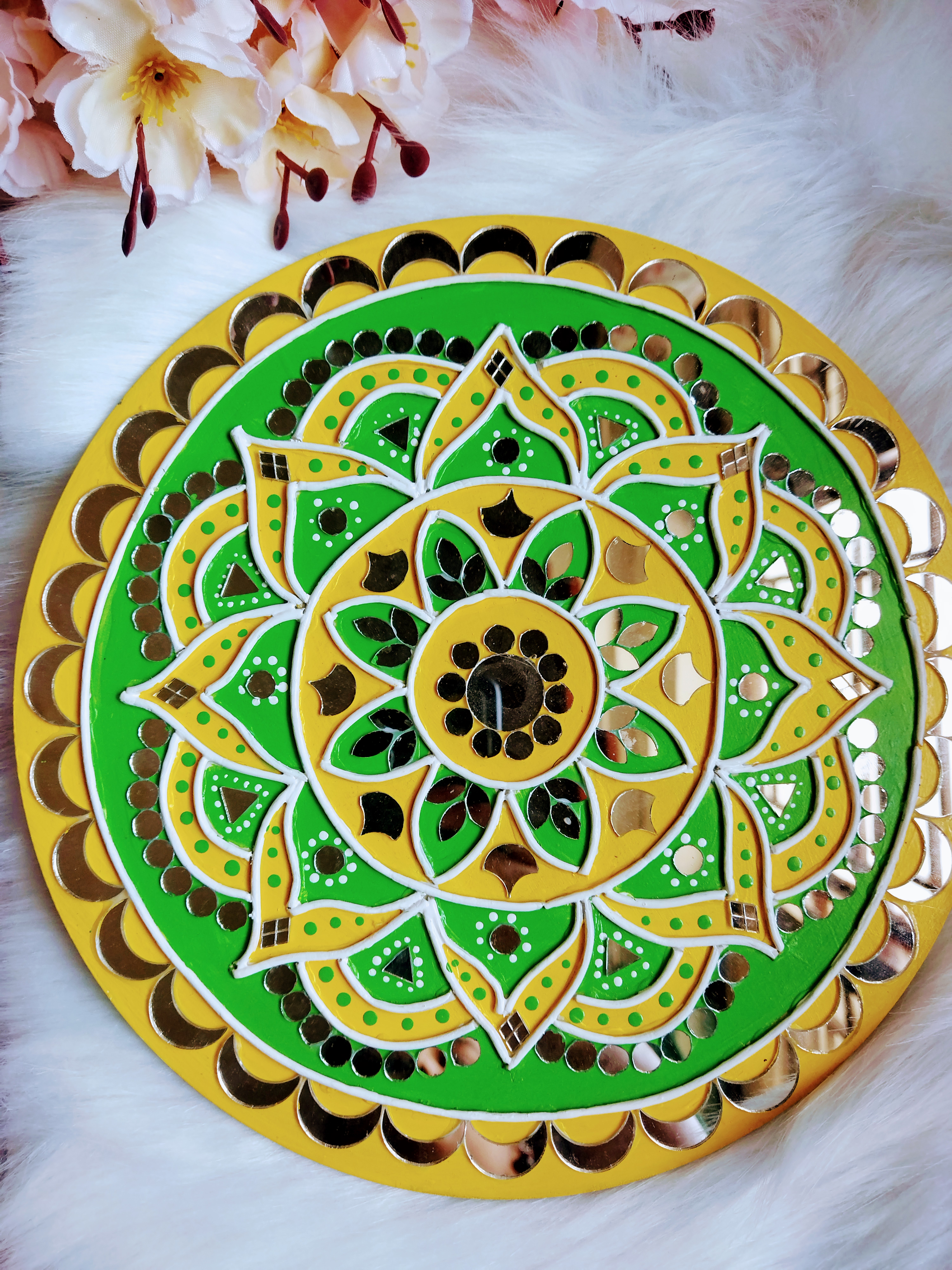 handcrafted-lippan-art-wall-hanging-green-yellow-2-0_1711439039.jpg