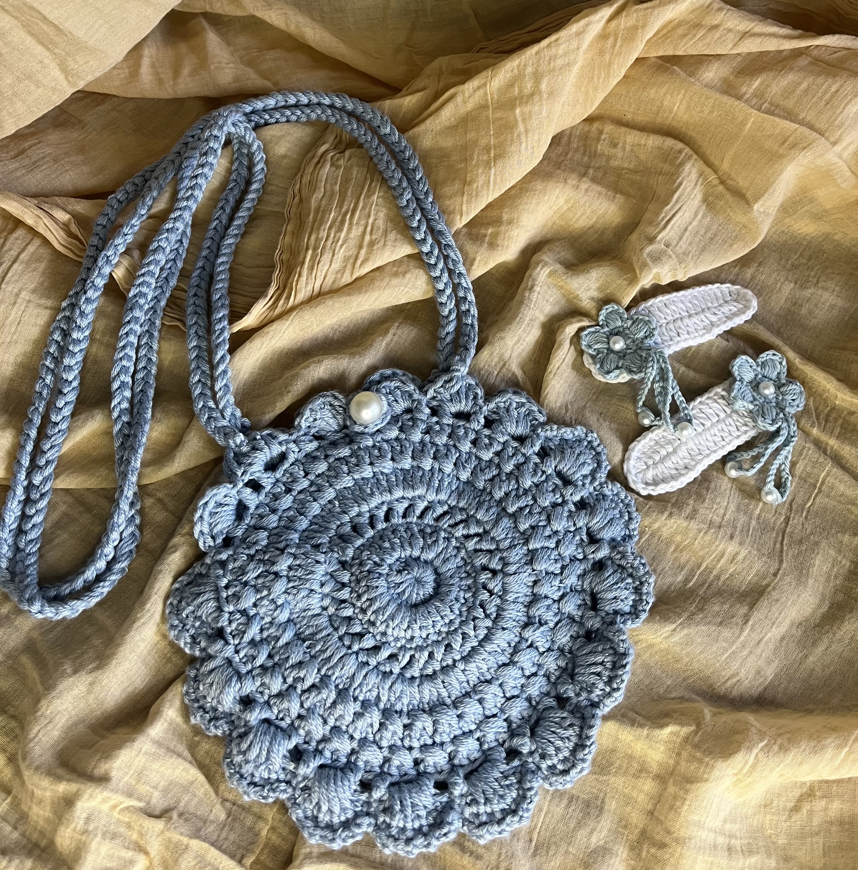handmade-crochet-round-sling-bag-for-kids-combo-with-clips-2-0_1720698982.jpg