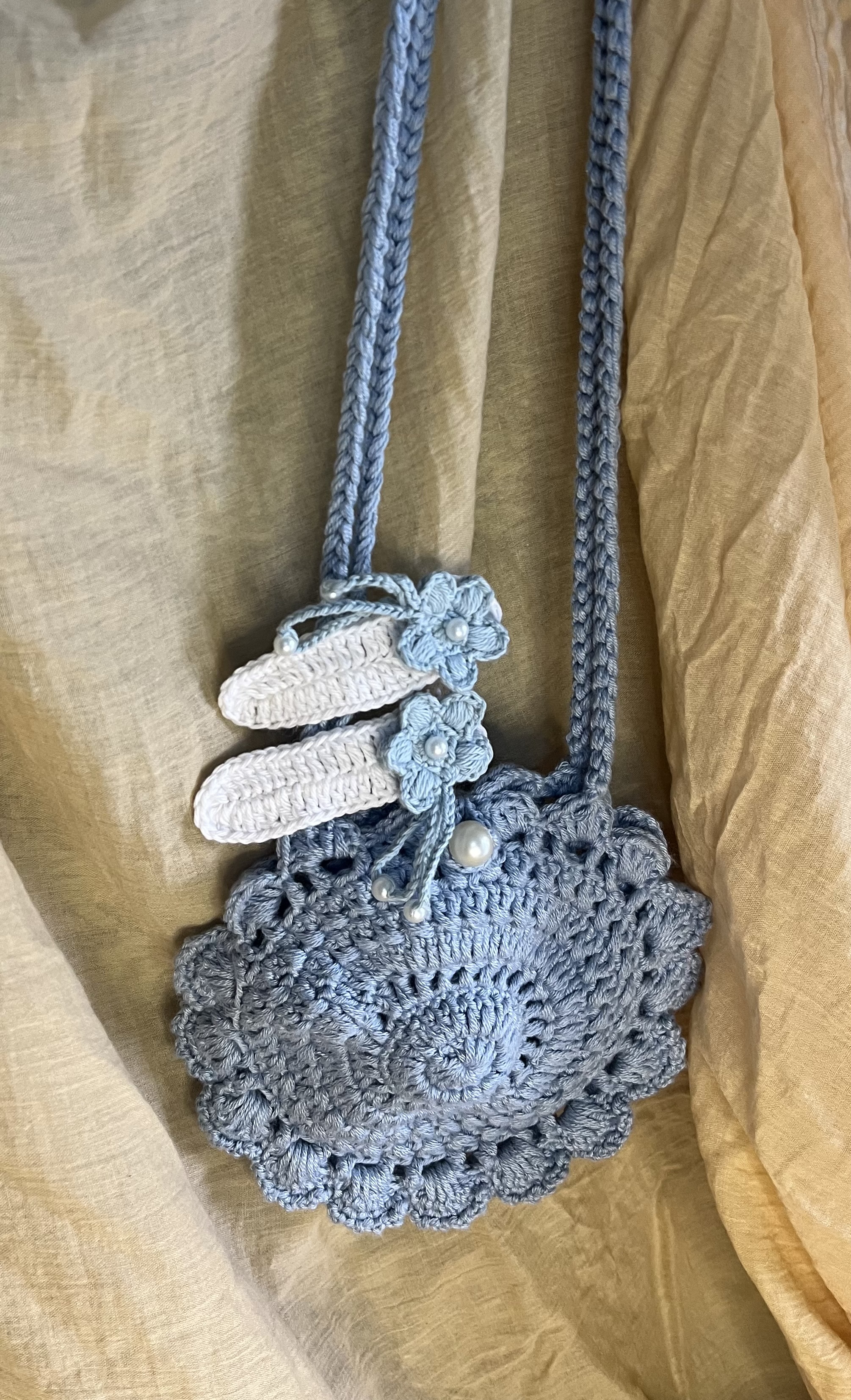 handmade-crochet-round-sling-bag-for-kids-combo-with-clips-3-0_1720698983.jpg