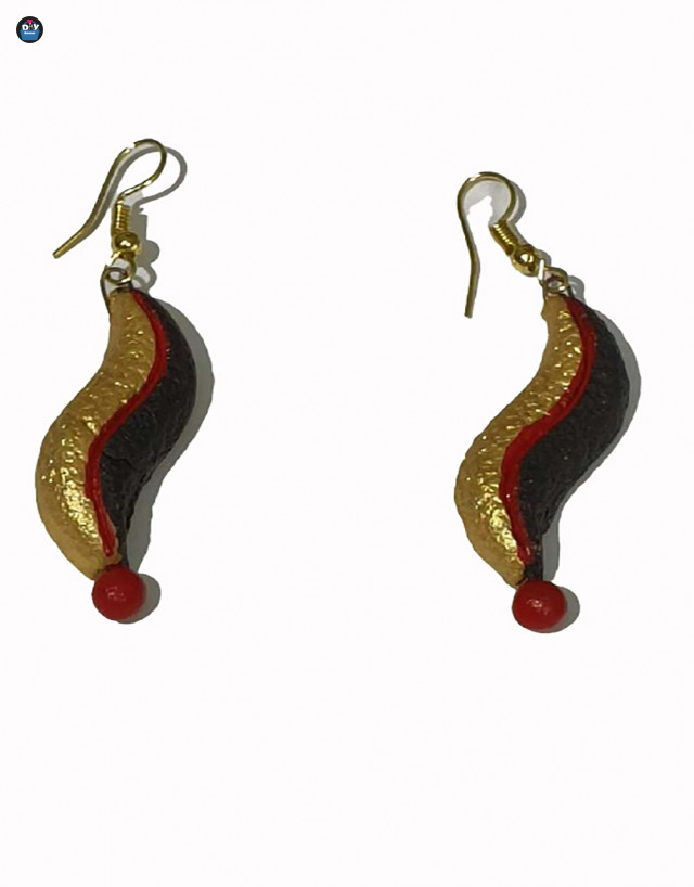 handmade-terracotta-necklace-set-in-eye-catching-golden-black-with-earrings-2-1_1689002914.jpg